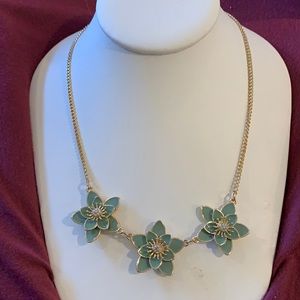 Floral fashion necklace